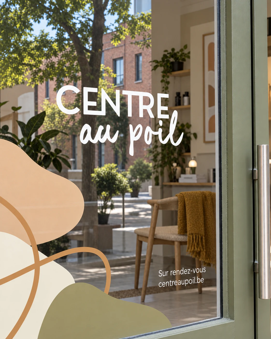 Vitrophanie à l’entrée du Centre au Poil