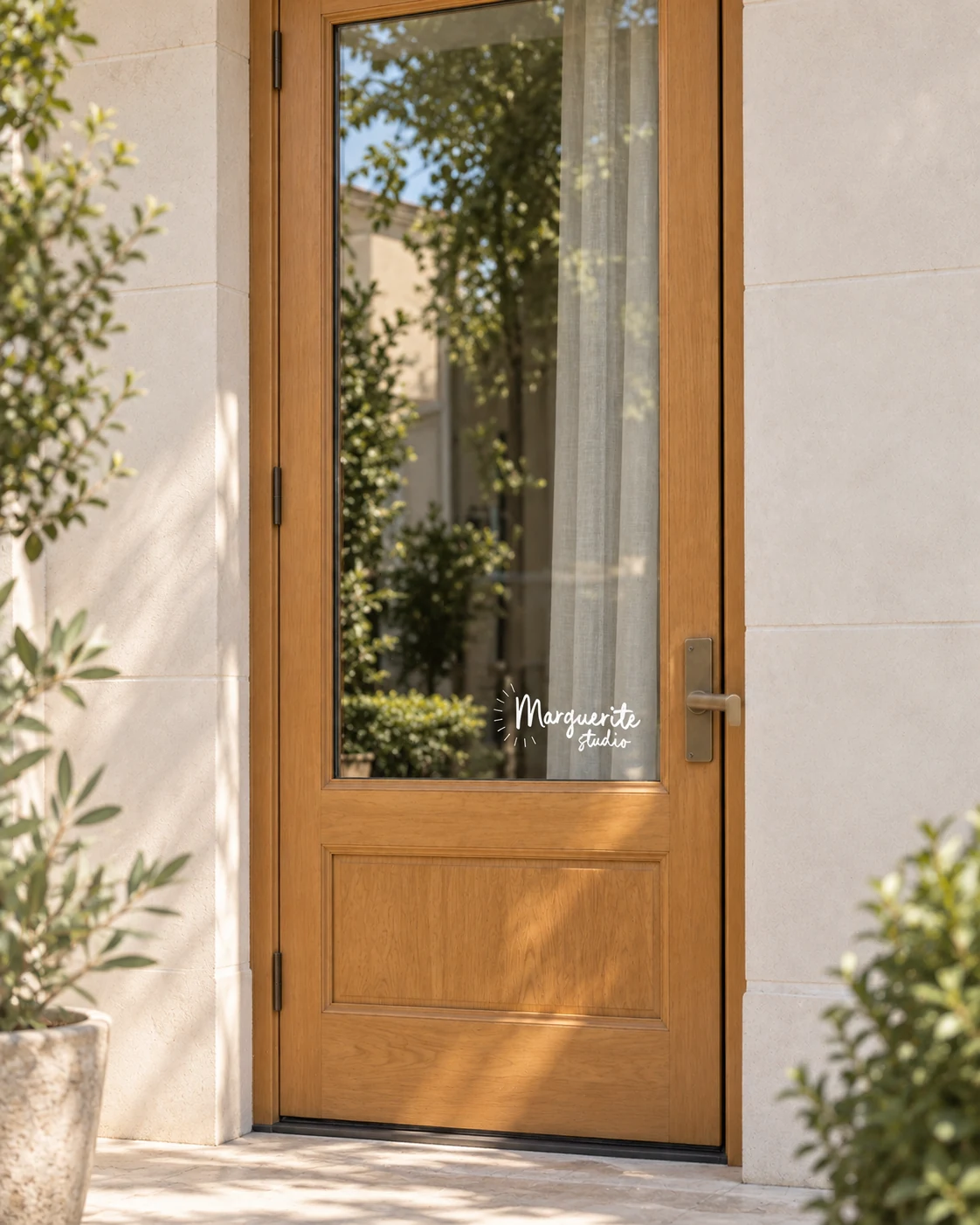 Signalétique de Marguerite Studio sur une porte d’entrée