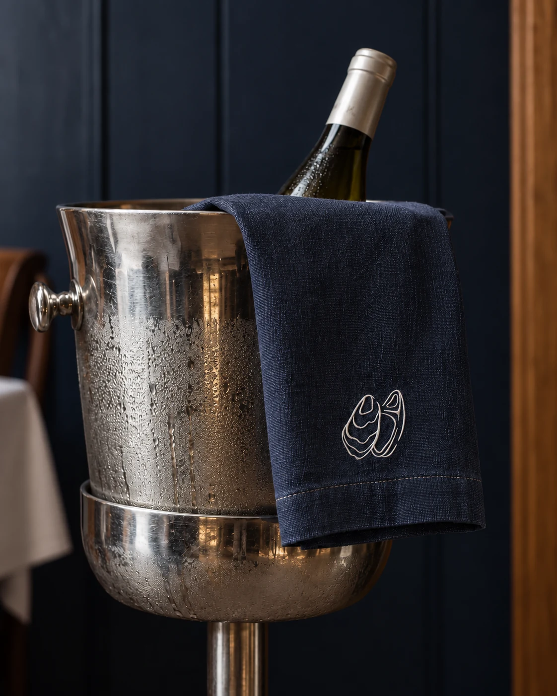 Bouteille de vin et linge de table du Bistrot Niva
