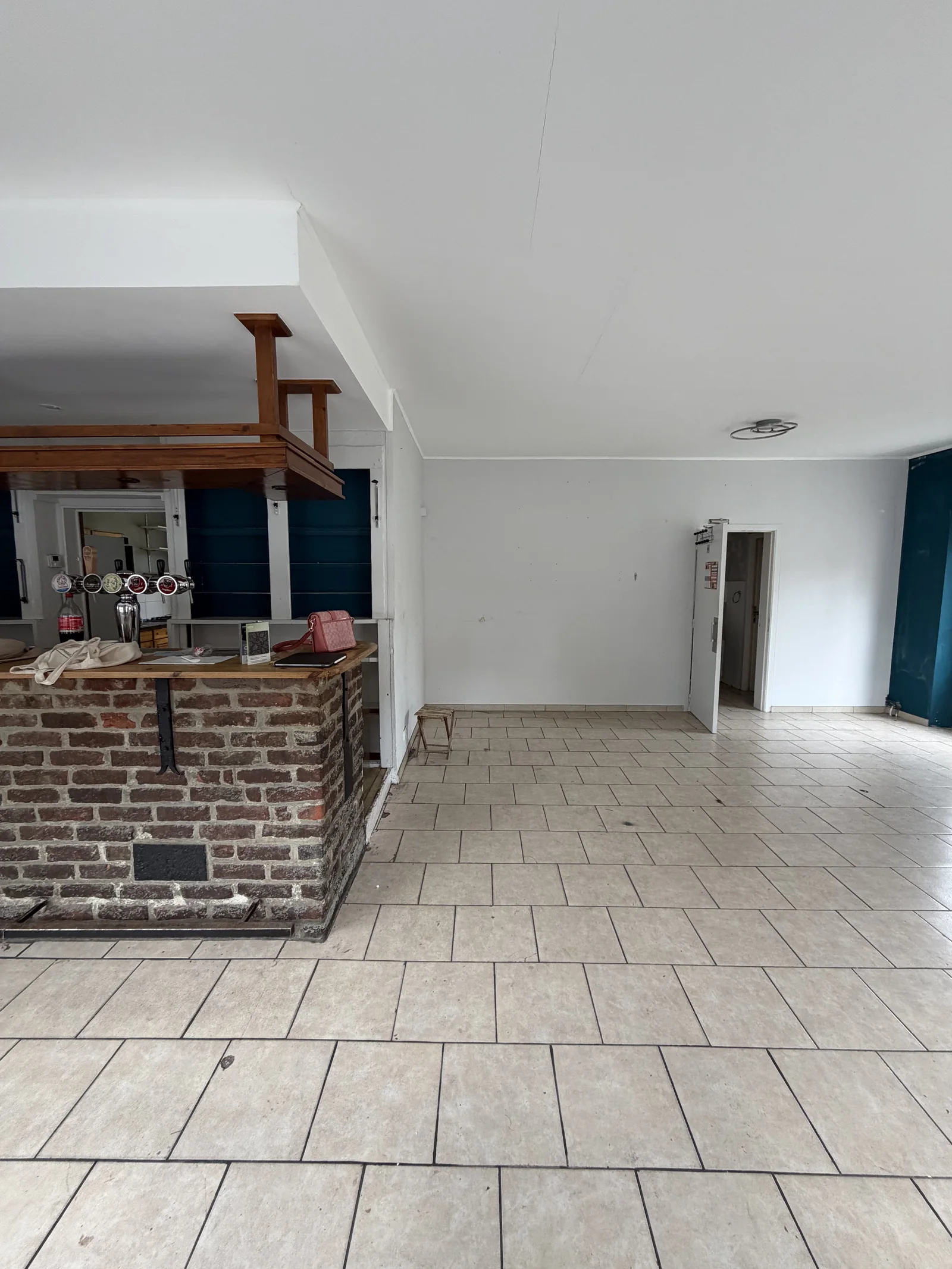 Le bar et la salle du restaurant avant les travaux